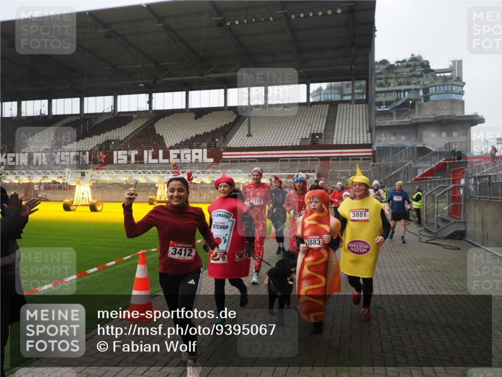 07.12.2025 - St. Pauli X-Mass-Run No. 15 Fabian Wolf http://msf.ph/oto/9395067 07.12.2025 10:28:06 Ziel 1507, 1717, 1742, 1745, 3412, 3727, 3729, 3730, 3879, 3881, 3883, 4064, 4065, 4132, 4133, 4159, 4160, 4189, 4344, 4350, 4376, 4380, 4453, 4454, 4527, 4538, 4700, 4704, 4708, 4710, 4875 meine-sportfotos.de