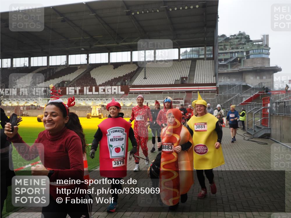 07.12.2025 - St. Pauli X-Mass-Run No. 15 Fabian Wolf http://msf.ph/oto/9395069 07.12.2025 10:28:07 Ziel 1507, 1717, 1742, 1745, 3412, 3727, 3729, 3730, 3879, 3881, 3883, 4064, 4065, 4132, 4133, 4159, 4160, 4189, 4344, 4350, 4376, 4380, 4453, 4454, 4527, 4538, 4700, 4704, 4708, 4710, 4875 meine-sportfotos.de