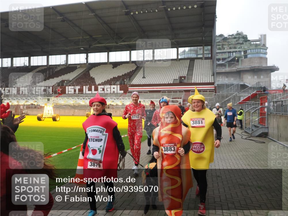 07.12.2025 - St. Pauli X-Mass-Run No. 15 Fabian Wolf http://msf.ph/oto/9395070 07.12.2025 10:28:07 Ziel 1507, 1717, 1742, 1745, 3412, 3727, 3729, 3730, 3879, 3881, 3883, 4064, 4065, 4132, 4133, 4159, 4160, 4189, 4344, 4350, 4376, 4380, 4453, 4454, 4527, 4538, 4700, 4704, 4708, 4710, 4875 meine-sportfotos.de