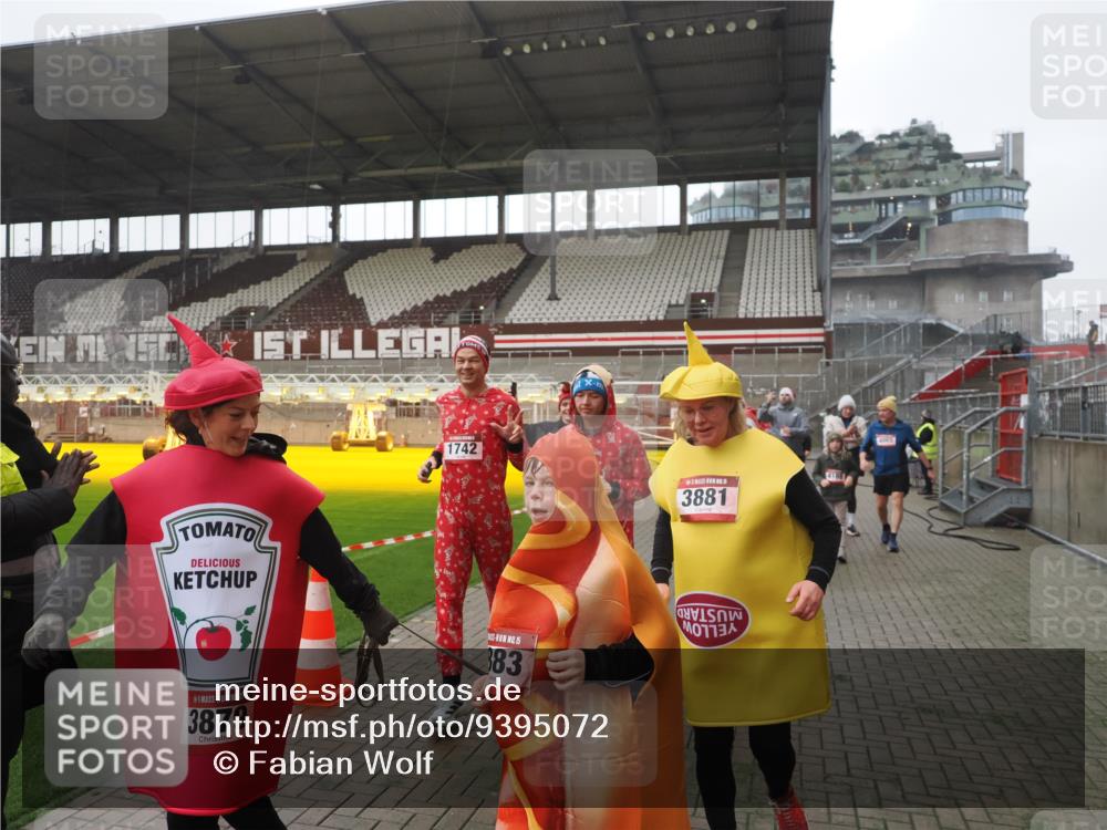 07.12.2025 - St. Pauli X-Mass-Run No. 15 Fabian Wolf http://msf.ph/oto/9395072 07.12.2025 10:28:07 Ziel 1507, 1717, 1742, 1745, 3412, 3727, 3729, 3730, 3879, 3881, 3883, 4064, 4065, 4132, 4133, 4159, 4160, 4189, 4344, 4350, 4376, 4380, 4453, 4454, 4527, 4538, 4700, 4704, 4708, 4710, 4875 meine-sportfotos.de