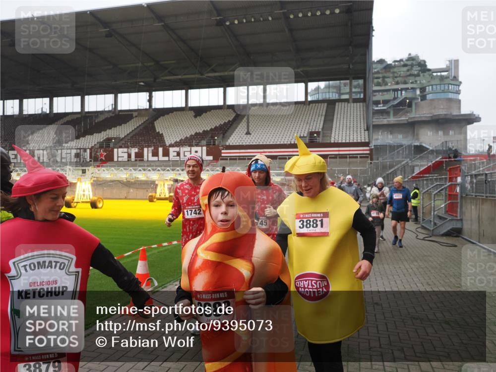 07.12.2025 - St. Pauli X-Mass-Run No. 15 Fabian Wolf http://msf.ph/oto/9395073 07.12.2025 10:28:08 Ziel 1507, 1717, 1742, 1745, 3412, 3413, 3727, 3729, 3730, 3879, 3881, 3883, 4064, 4065, 4132, 4159, 4160, 4189, 4344, 4350, 4376, 4380, 4453, 4454, 4527, 4538, 4697, 4700, 4704, 4708, 4710, 4875 meine-sportfotos.de