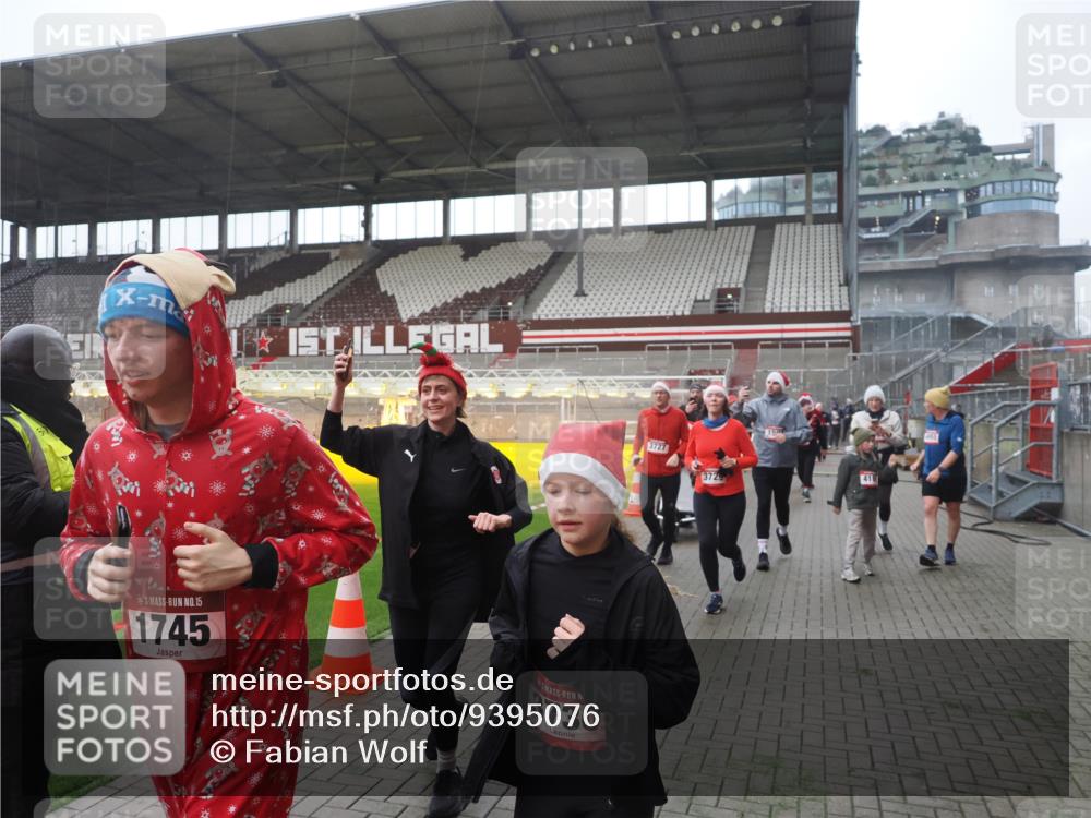 07.12.2025 - St. Pauli X-Mass-Run No. 15 Fabian Wolf http://msf.ph/oto/9395076 07.12.2025 10:28:09 Ziel 1507, 1717, 1742, 1745, 3395, 3412, 3413, 3727, 3729, 3730, 3879, 3881, 3883, 4064, 4065, 4159, 4160, 4189, 4245, 4344, 4350, 4376, 4380, 4453, 4454, 4527, 4538, 4697, 4700, 4701, 4704, 4706, 4708, 4710, 4875 meine-sportfotos.de