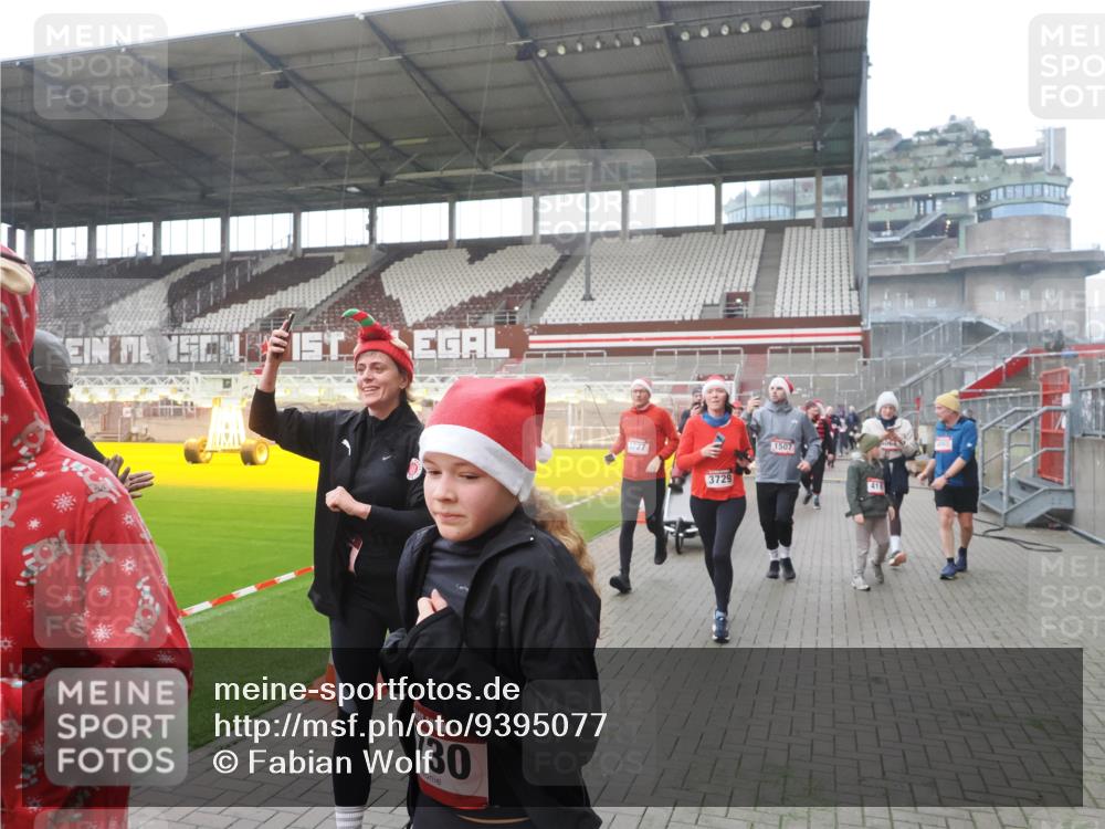 07.12.2025 - St. Pauli X-Mass-Run No. 15 Fabian Wolf http://msf.ph/oto/9395077 07.12.2025 10:28:09 Ziel 1507, 1717, 1742, 1745, 3395, 3412, 3413, 3727, 3729, 3730, 3879, 3881, 3883, 4064, 4065, 4159, 4160, 4189, 4245, 4344, 4350, 4376, 4380, 4453, 4454, 4527, 4538, 4697, 4700, 4701, 4704, 4706, 4708, 4710, 4875 meine-sportfotos.de