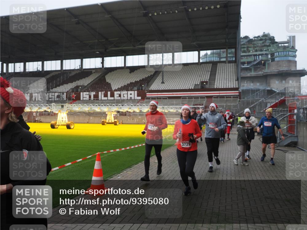 07.12.2025 - St. Pauli X-Mass-Run No. 15 Fabian Wolf http://msf.ph/oto/9395080 07.12.2025 10:28:10 Ziel 1507, 1742, 1745, 3395, 3412, 3413, 3727, 3729, 3730, 3879, 3881, 3883, 4064, 4065, 4159, 4160, 4189, 4245, 4344, 4376, 4380, 4453, 4454, 4527, 4538, 4697, 4698, 4700, 4701, 4702, 4704, 4706, 4707, 4708, 4710 meine-sportfotos.de
