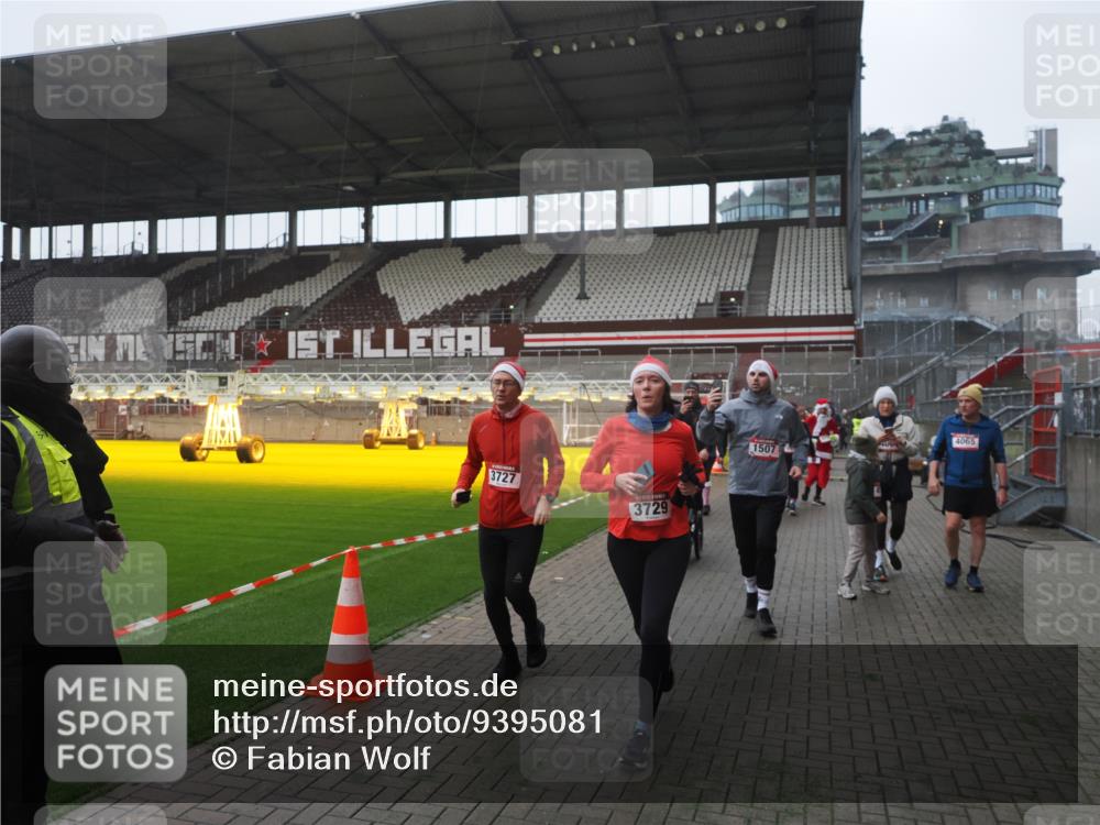 07.12.2025 - St. Pauli X-Mass-Run No. 15 Fabian Wolf http://msf.ph/oto/9395081 07.12.2025 10:28:10 Ziel 1507, 1742, 1745, 3395, 3412, 3413, 3727, 3729, 3730, 3879, 3881, 3883, 4064, 4065, 4159, 4160, 4189, 4245, 4344, 4376, 4380, 4453, 4454, 4527, 4538, 4697, 4698, 4700, 4701, 4702, 4704, 4706, 4707, 4708, 4710 meine-sportfotos.de