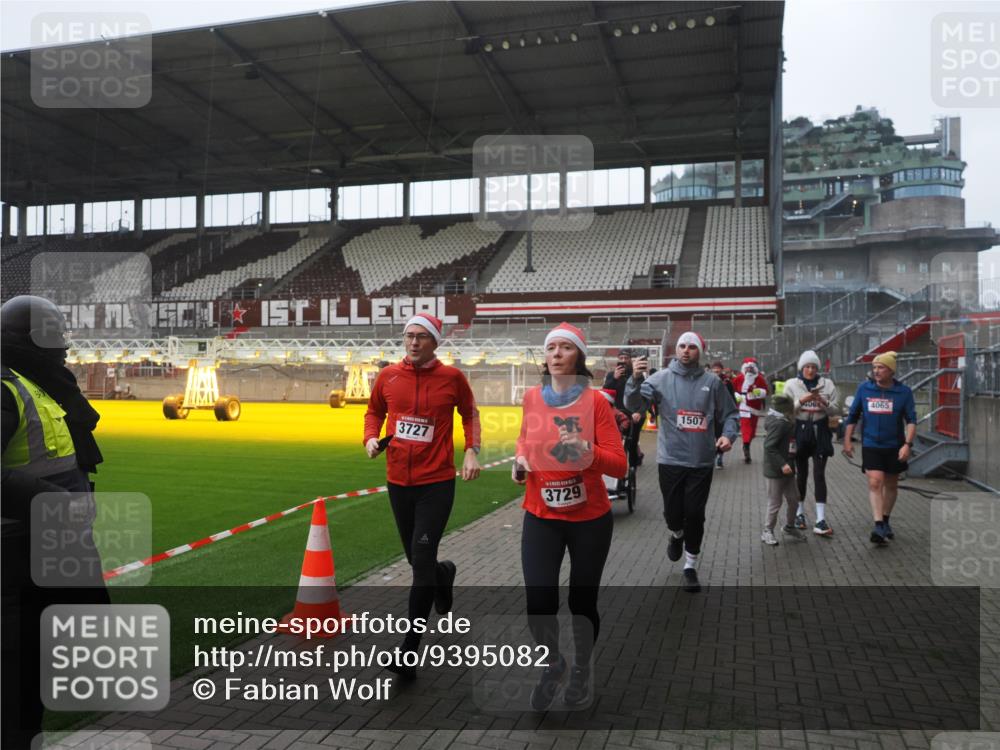 07.12.2025 - St. Pauli X-Mass-Run No. 15 Fabian Wolf http://msf.ph/oto/9395082 07.12.2025 10:28:10 Ziel 1507, 1742, 1745, 3395, 3412, 3413, 3727, 3729, 3730, 3879, 3881, 3883, 4064, 4065, 4159, 4160, 4189, 4245, 4344, 4376, 4380, 4453, 4454, 4527, 4538, 4697, 4698, 4700, 4701, 4702, 4704, 4706, 4707, 4708, 4710 meine-sportfotos.de