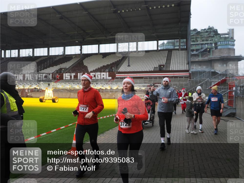 07.12.2025 - St. Pauli X-Mass-Run No. 15 Fabian Wolf http://msf.ph/oto/9395083 07.12.2025 10:28:10 Ziel 1507, 1742, 1745, 3395, 3412, 3413, 3727, 3729, 3730, 3879, 3881, 3883, 4064, 4065, 4159, 4160, 4189, 4245, 4344, 4376, 4380, 4453, 4454, 4527, 4538, 4697, 4698, 4700, 4701, 4702, 4704, 4706, 4707, 4708, 4710 meine-sportfotos.de