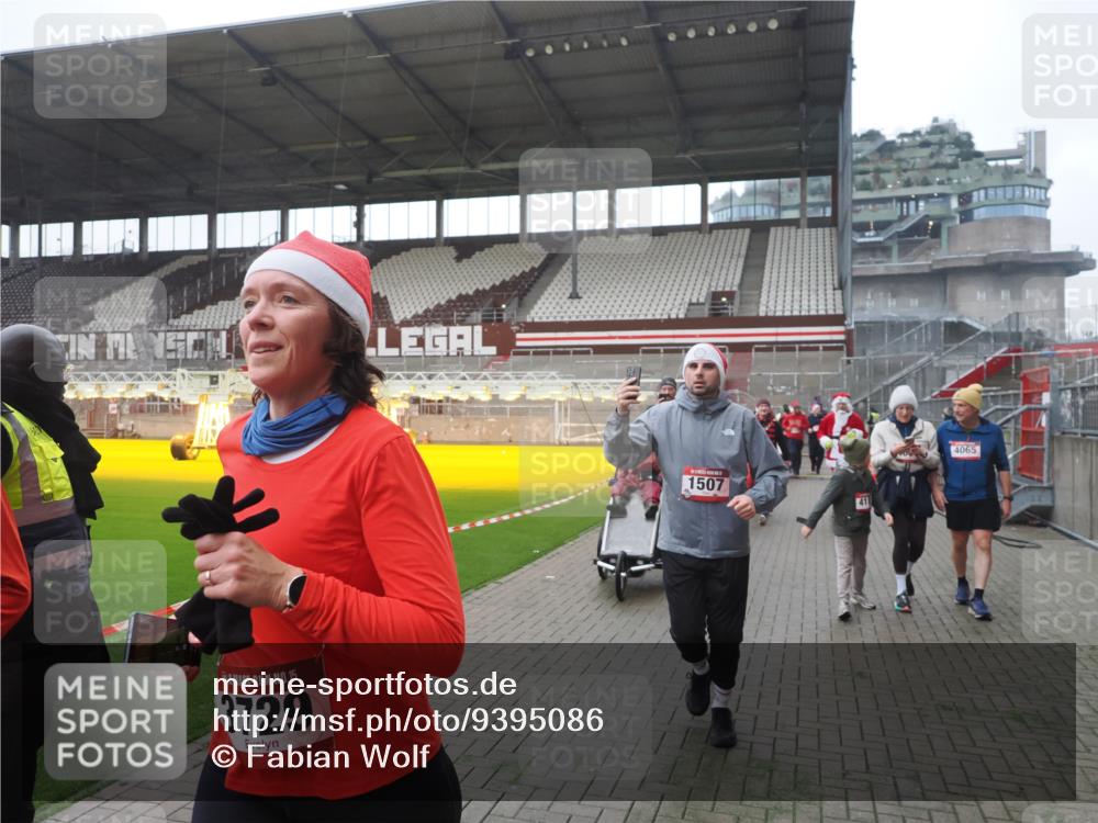07.12.2025 - St. Pauli X-Mass-Run No. 15 Fabian Wolf http://msf.ph/oto/9395086 07.12.2025 10:28:11 Ziel 1507, 1742, 1745, 3395, 3412, 3413, 3727, 3729, 3730, 3879, 3881, 3883, 4064, 4065, 4159, 4160, 4189, 4245, 4344, 4376, 4380, 4453, 4454, 4527, 4697, 4698, 4700, 4701, 4702, 4704, 4706, 4707, 4708, 4710 meine-sportfotos.de