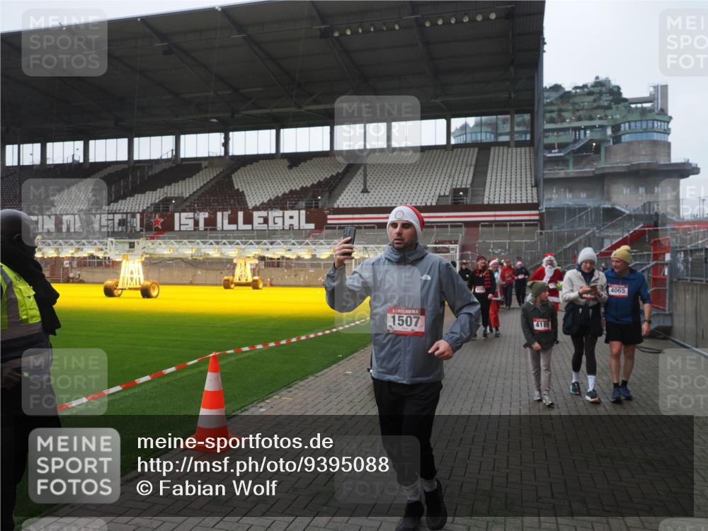 07.12.2025 - St. Pauli X-Mass-Run No. 15 Fabian Wolf http://msf.ph/oto/9395088 07.12.2025 10:28:11 Ziel 1507, 1742, 1745, 3395, 3412, 3413, 3727, 3729, 3730, 3879, 3881, 3883, 4064, 4065, 4159, 4160, 4189, 4245, 4344, 4376, 4380, 4453, 4454, 4527, 4697, 4698, 4700, 4701, 4702, 4704, 4706, 4707, 4708, 4710 meine-sportfotos.de