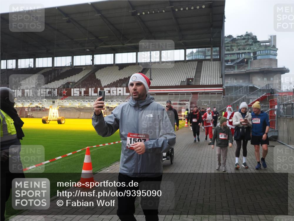 07.12.2025 - St. Pauli X-Mass-Run No. 15 Fabian Wolf http://msf.ph/oto/9395090 07.12.2025 10:28:12 Ziel 1507, 1742, 1745, 2723, 3395, 3412, 3413, 3472, 3727, 3729, 3730, 3879, 3881, 3883, 4064, 4065, 4159, 4160, 4189, 4245, 4344, 4376, 4380, 4453, 4454, 4697, 4698, 4700, 4701, 4702, 4704, 4706, 4707, 4708, 4710 meine-sportfotos.de