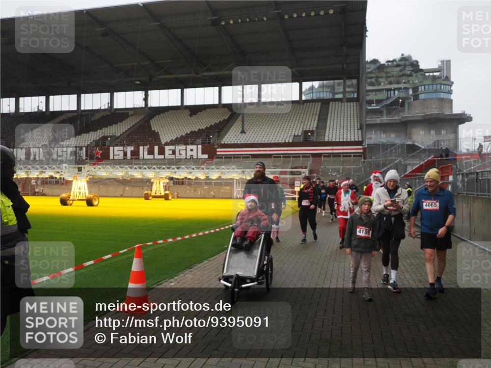 07.12.2025 - St. Pauli X-Mass-Run No. 15 Fabian Wolf http://msf.ph/oto/9395091 07.12.2025 10:28:13 Ziel 1507, 1742, 1745, 2723, 3395, 3412, 3413, 3472, 3727, 3729, 3730, 3879, 3881, 3883, 4064, 4065, 4159, 4160, 4189, 4245, 4344, 4376, 4380, 4453, 4454, 4697, 4698, 4700, 4701, 4702, 4704, 4706, 4707, 4708, 4710 meine-sportfotos.de