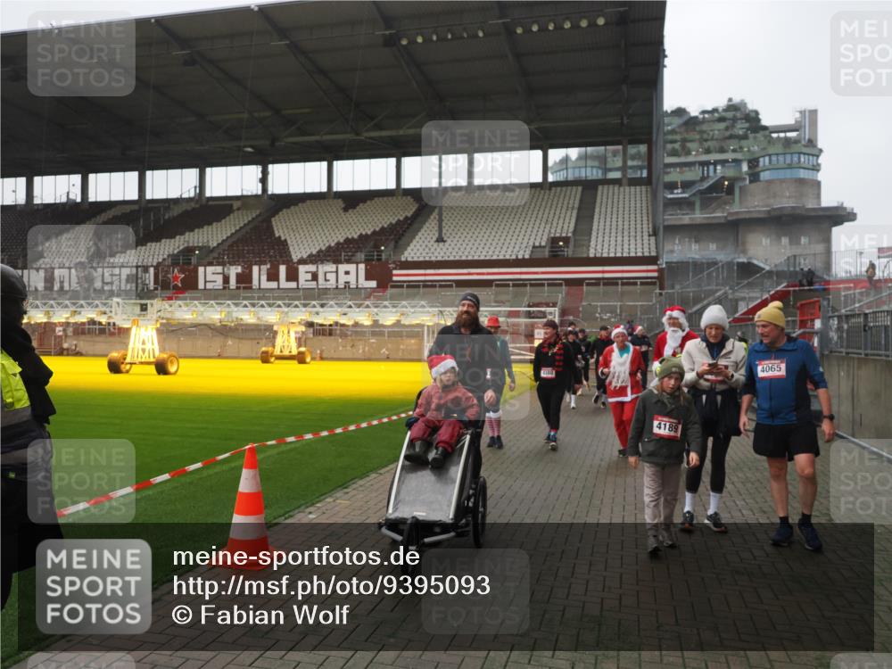 07.12.2025 - St. Pauli X-Mass-Run No. 15 Fabian Wolf http://msf.ph/oto/9395093 07.12.2025 10:28:13 Ziel 1507, 1742, 1745, 2723, 3395, 3412, 3413, 3472, 3727, 3729, 3730, 3879, 3881, 3883, 4064, 4065, 4159, 4160, 4189, 4245, 4344, 4376, 4380, 4453, 4454, 4697, 4698, 4700, 4701, 4702, 4704, 4706, 4707, 4708, 4710 meine-sportfotos.de
