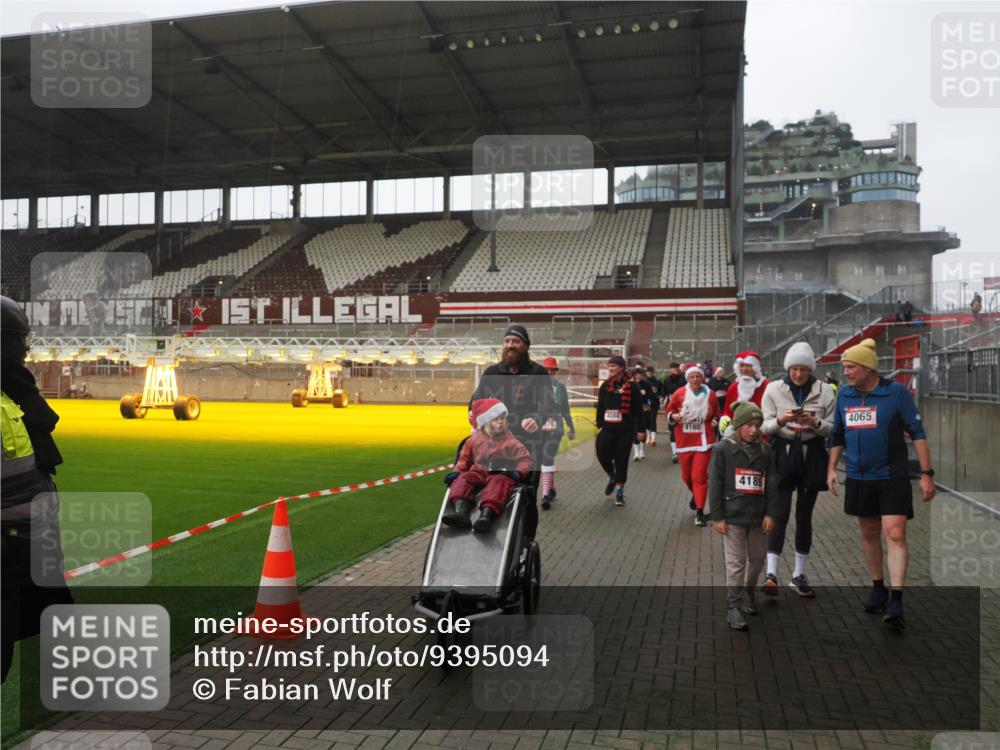 07.12.2025 - St. Pauli X-Mass-Run No. 15 Fabian Wolf http://msf.ph/oto/9395094 07.12.2025 10:28:13 Ziel 1507, 1742, 1745, 2723, 3395, 3412, 3413, 3472, 3727, 3729, 3730, 3879, 3881, 3883, 4064, 4065, 4159, 4160, 4189, 4245, 4344, 4376, 4380, 4453, 4454, 4697, 4698, 4700, 4701, 4702, 4704, 4706, 4707, 4708, 4710 meine-sportfotos.de