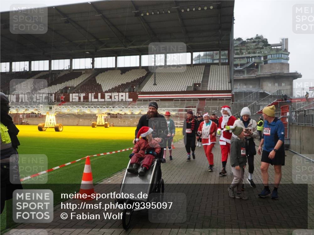 07.12.2025 - St. Pauli X-Mass-Run No. 15 Fabian Wolf http://msf.ph/oto/9395097 07.12.2025 10:28:14 Ziel 1507, 1742, 1745, 2526, 2723, 3395, 3412, 3413, 3472, 3727, 3729, 3730, 3879, 3881, 3883, 4064, 4065, 4159, 4160, 4189, 4245, 4344, 4376, 4380, 4697, 4698, 4700, 4701, 4702, 4704, 4706, 4707, 4708, 4710 meine-sportfotos.de