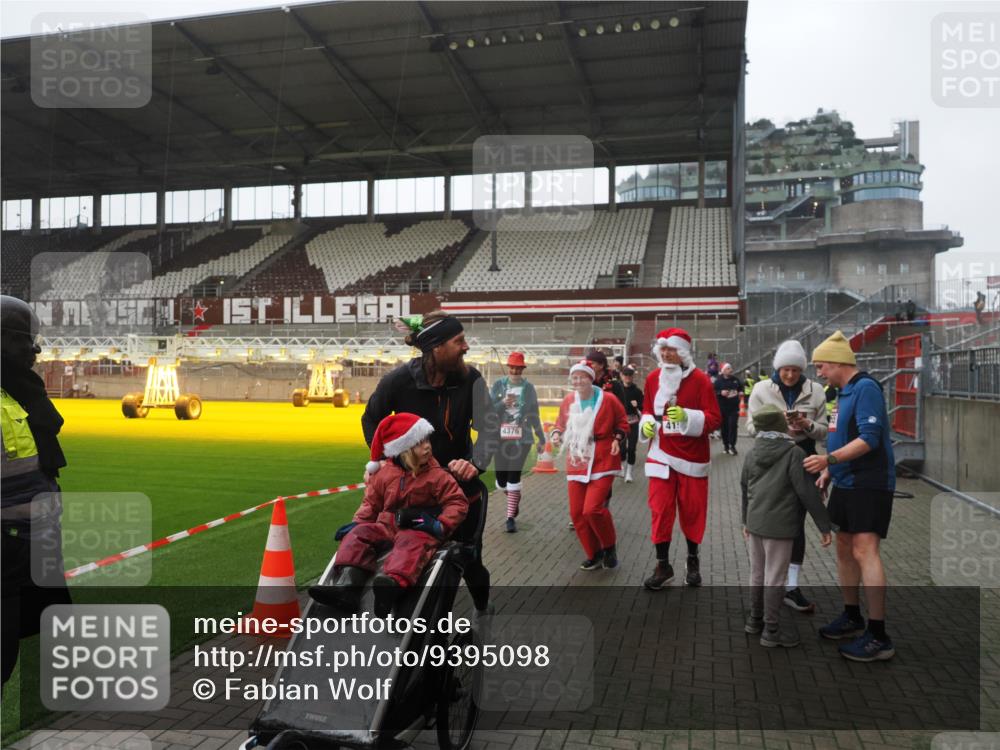 07.12.2025 - St. Pauli X-Mass-Run No. 15 Fabian Wolf http://msf.ph/oto/9395098 07.12.2025 10:28:15 Ziel 1507, 1742, 1745, 2526, 2723, 3395, 3412, 3413, 3454, 3472, 3727, 3729, 3730, 3879, 3881, 3883, 4064, 4065, 4159, 4160, 4189, 4245, 4344, 4376, 4380, 4697, 4698, 4700, 4701, 4702, 4704, 4706, 4707, 4708, 4710 meine-sportfotos.de