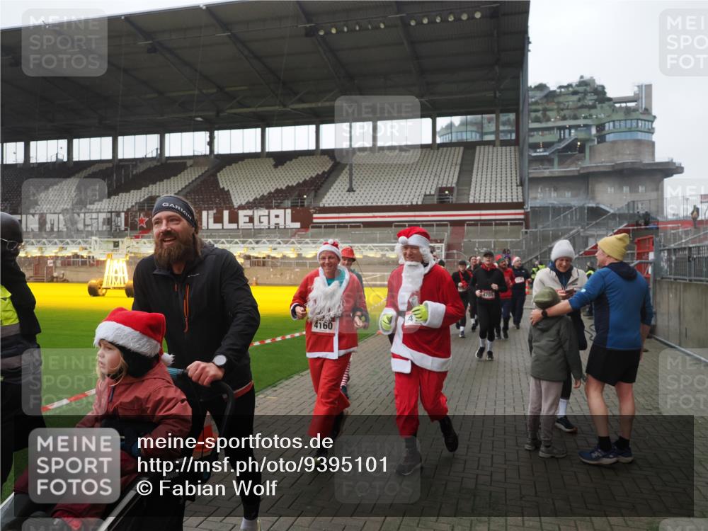 07.12.2025 - St. Pauli X-Mass-Run No. 15 Fabian Wolf http://msf.ph/oto/9395101 07.12.2025 10:28:15 Ziel 1507, 1742, 1745, 2526, 2723, 3395, 3412, 3413, 3454, 3472, 3727, 3729, 3730, 3879, 3881, 3883, 4064, 4065, 4159, 4160, 4189, 4245, 4344, 4376, 4380, 4697, 4698, 4700, 4701, 4702, 4704, 4706, 4707, 4708, 4710 meine-sportfotos.de