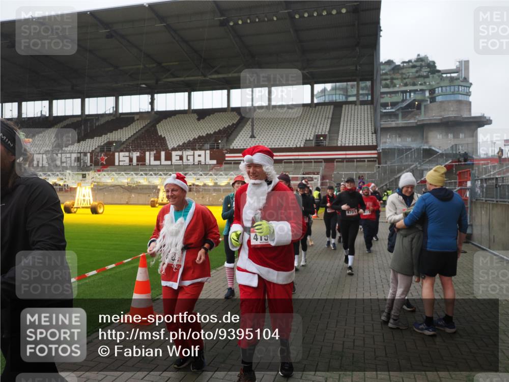 07.12.2025 - St. Pauli X-Mass-Run No. 15 Fabian Wolf http://msf.ph/oto/9395104 07.12.2025 10:28:16 Ziel 1507, 1742, 1745, 2526, 2723, 3395, 3412, 3413, 3454, 3472, 3727, 3729, 3730, 3879, 3881, 3883, 4064, 4065, 4159, 4160, 4189, 4245, 4344, 4376, 4380, 4697, 4698, 4700, 4701, 4702, 4704, 4706, 4707, 4708, 4710 meine-sportfotos.de