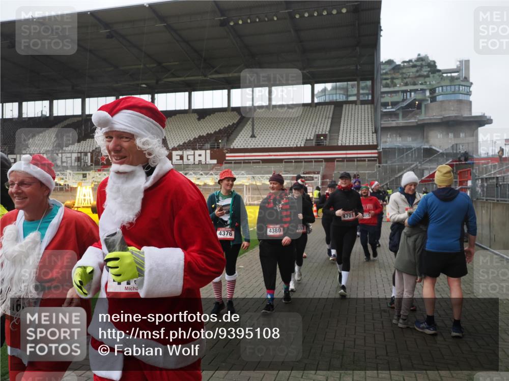07.12.2025 - St. Pauli X-Mass-Run No. 15 Fabian Wolf http://msf.ph/oto/9395108 07.12.2025 10:28:17 Ziel 1507, 1742, 1745, 2526, 2723, 3395, 3412, 3413, 3454, 3472, 3727, 3729, 3730, 3879, 4064, 4065, 4159, 4160, 4189, 4245, 4344, 4376, 4380, 4697, 4698, 4700, 4701, 4702, 4704, 4706, 4707, 4708, 4710 meine-sportfotos.de