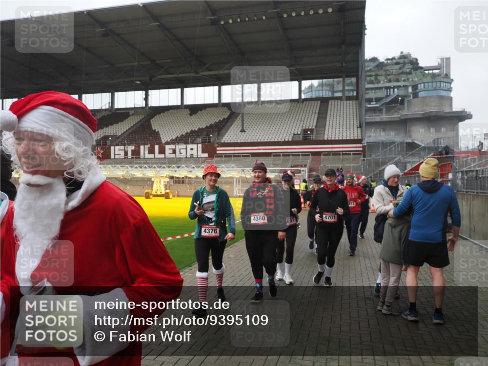 07.12.2025 - St. Pauli X-Mass-Run No. 15 Fabian Wolf http://msf.ph/oto/9395109 07.12.2025 10:28:17 Ziel 1507, 1742, 1745, 2526, 2723, 3395, 3412, 3413, 3454, 3472, 3727, 3729, 3730, 3879, 4064, 4065, 4159, 4160, 4189, 4245, 4344, 4376, 4380, 4697, 4698, 4700, 4701, 4702, 4704, 4706, 4707, 4708, 4710 meine-sportfotos.de