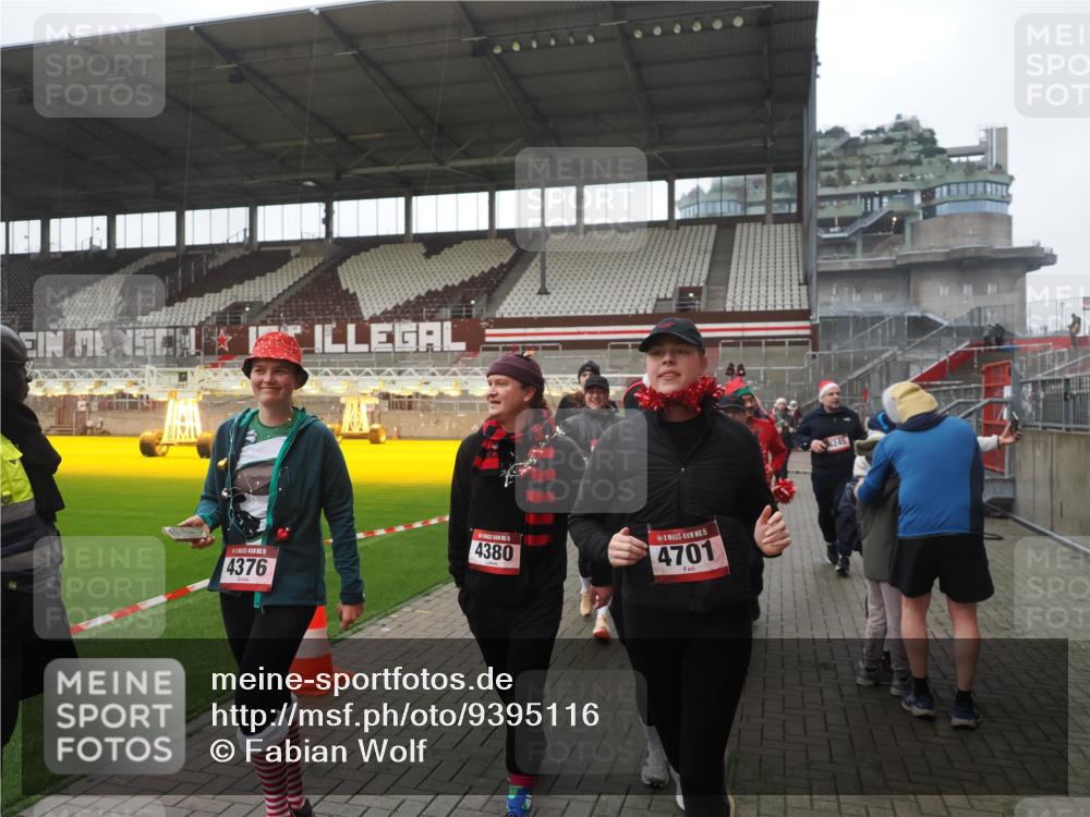 07.12.2025 - St. Pauli X-Mass-Run No. 15 Fabian Wolf http://msf.ph/oto/9395116 07.12.2025 10:28:18 Ziel 1507, 1742, 1745, 2526, 2723, 3395, 3412, 3413, 3454, 3472, 3727, 3729, 3730, 4064, 4065, 4159, 4160, 4245, 4344, 4376, 4380, 4697, 4698, 4700, 4701, 4702, 4704, 4706, 4707, 4708, 4710 meine-sportfotos.de