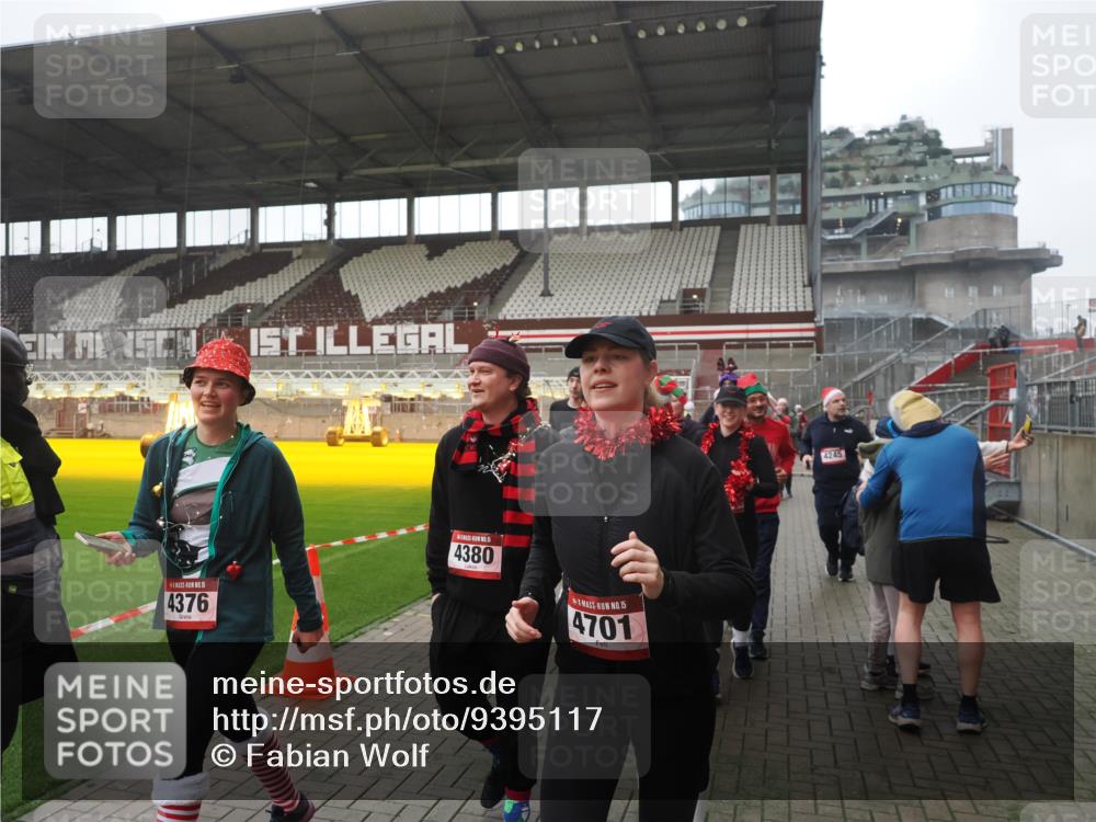 07.12.2025 - St. Pauli X-Mass-Run No. 15 Fabian Wolf http://msf.ph/oto/9395117 07.12.2025 10:28:19 Ziel 1507, 2526, 2723, 3395, 3412, 3413, 3454, 3472, 3727, 3729, 3730, 4064, 4159, 4160, 4245, 4344, 4376, 4380, 4697, 4698, 4700, 4701, 4702, 4704, 4706, 4707, 4708, 4710 meine-sportfotos.de