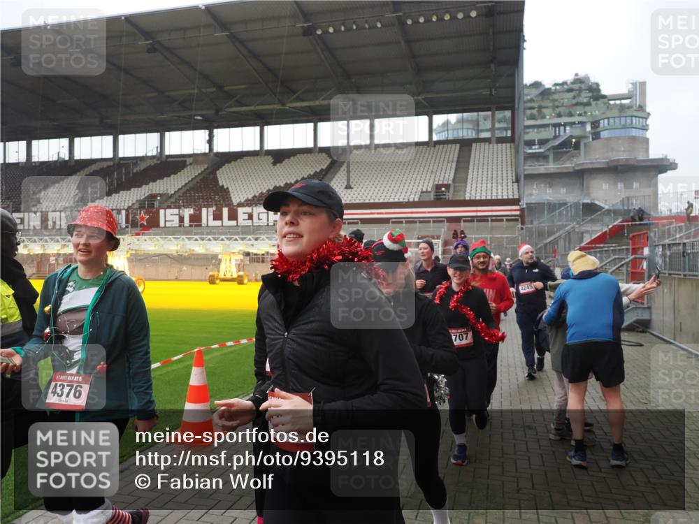 07.12.2025 - St. Pauli X-Mass-Run No. 15 Fabian Wolf http://msf.ph/oto/9395118 07.12.2025 10:28:19 Ziel 1507, 2526, 2723, 3395, 3412, 3413, 3454, 3472, 3727, 3729, 3730, 4064, 4159, 4160, 4245, 4344, 4376, 4380, 4697, 4698, 4700, 4701, 4702, 4704, 4706, 4707, 4708, 4710 meine-sportfotos.de