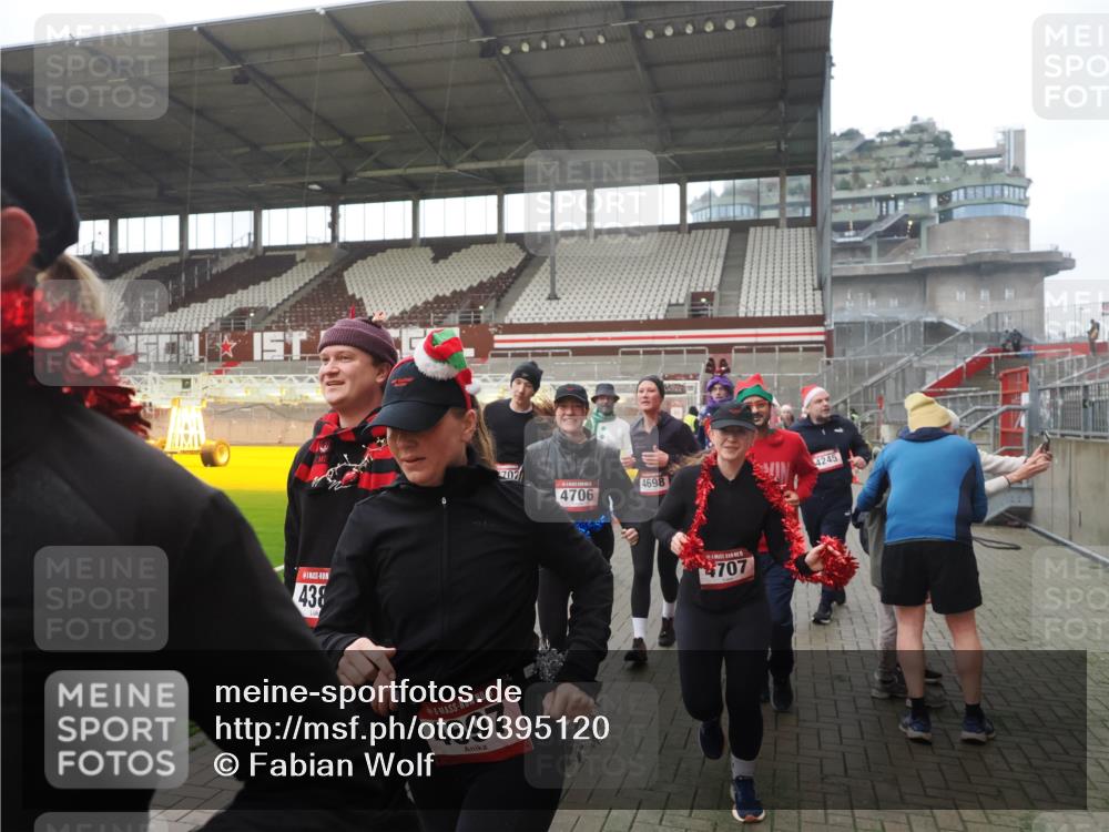 07.12.2025 - St. Pauli X-Mass-Run No. 15 Fabian Wolf http://msf.ph/oto/9395120 07.12.2025 10:28:19 Ziel 1507, 2526, 2723, 3395, 3412, 3413, 3454, 3472, 3727, 3729, 3730, 4064, 4159, 4160, 4245, 4344, 4376, 4380, 4697, 4698, 4700, 4701, 4702, 4704, 4706, 4707, 4708, 4710 meine-sportfotos.de
