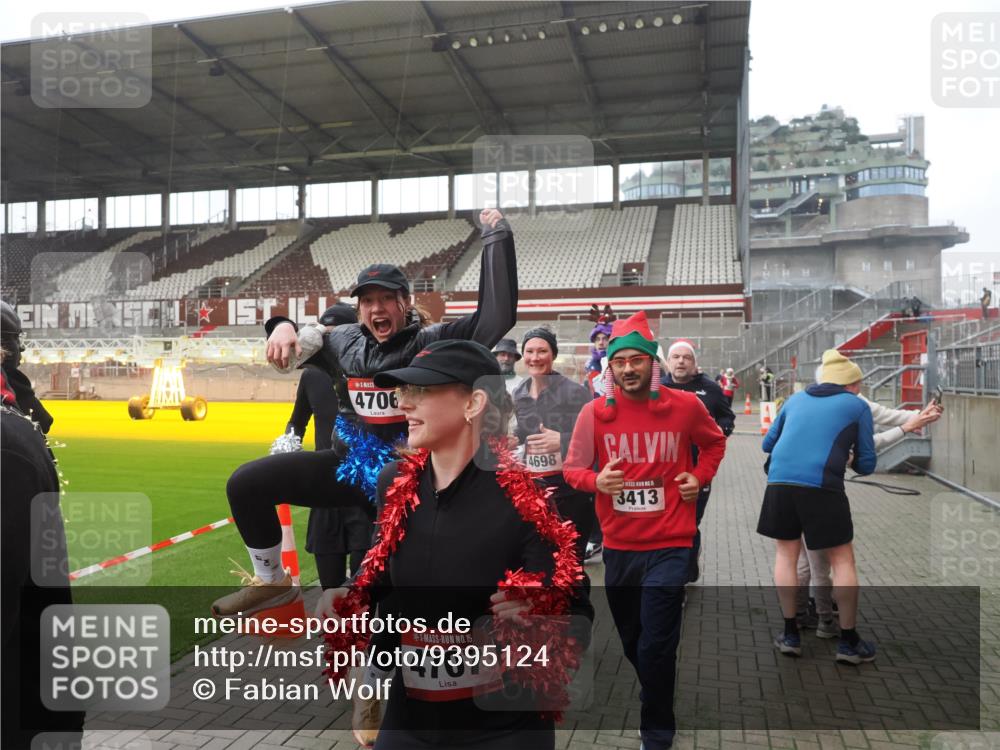 07.12.2025 - St. Pauli X-Mass-Run No. 15 Fabian Wolf http://msf.ph/oto/9395124 07.12.2025 10:28:20 Ziel 1507, 2526, 2723, 3395, 3413, 3454, 3472, 3727, 3729, 4064, 4159, 4160, 4245, 4344, 4355, 4376, 4380, 4388, 4697, 4698, 4701, 4702, 4704, 4706, 4707, 4710 meine-sportfotos.de