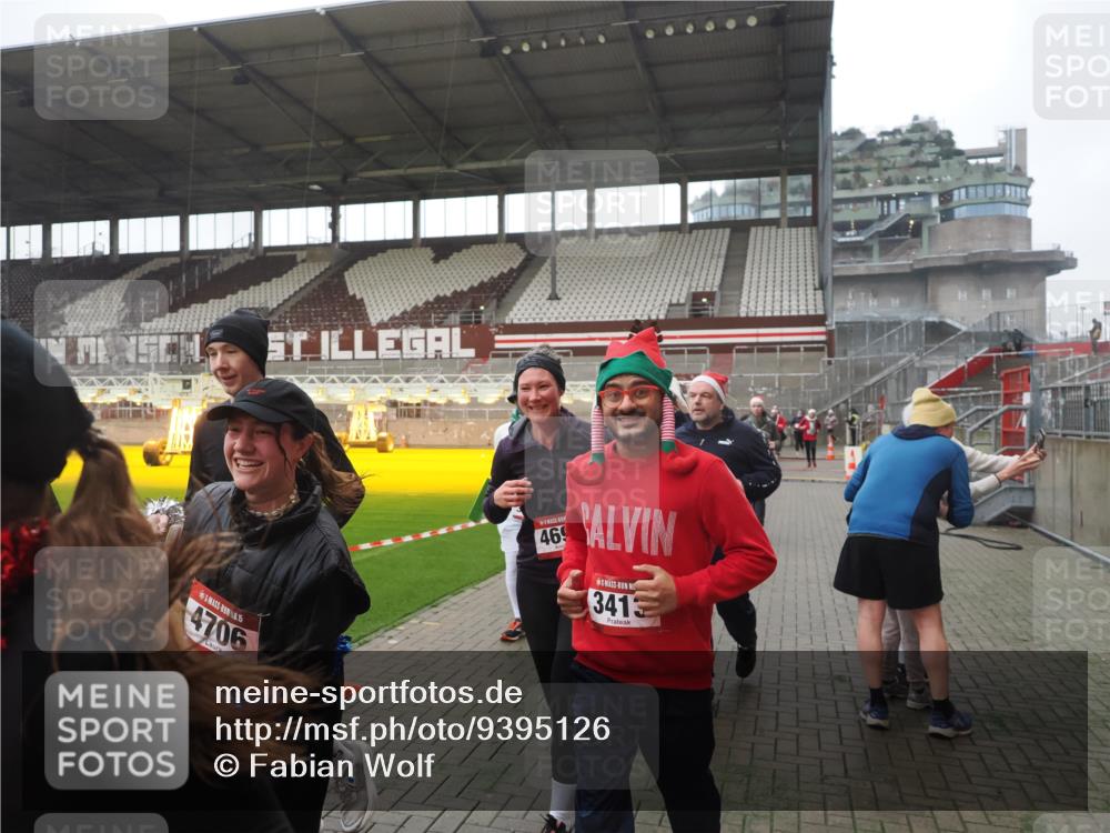 07.12.2025 - St. Pauli X-Mass-Run No. 15 Fabian Wolf http://msf.ph/oto/9395126 07.12.2025 10:28:20 Ziel 1507, 2526, 2723, 3395, 3413, 3454, 3472, 3727, 3729, 4064, 4159, 4160, 4245, 4344, 4355, 4376, 4380, 4388, 4697, 4698, 4701, 4702, 4704, 4706, 4707, 4710 meine-sportfotos.de