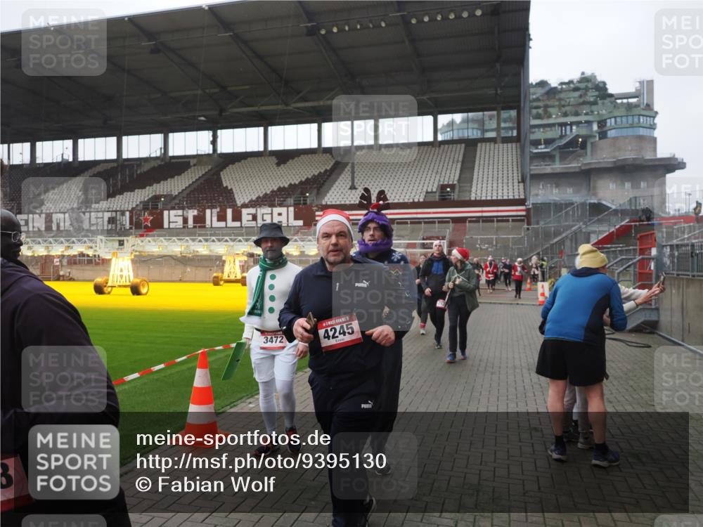 07.12.2025 - St. Pauli X-Mass-Run No. 15 Fabian Wolf http://msf.ph/oto/9395130 07.12.2025 10:28:21 Ziel 1507, 2526, 2723, 3395, 3413, 3454, 3472, 3727, 3729, 4159, 4160, 4245, 4355, 4376, 4380, 4388, 4697, 4698, 4701, 4702, 4704, 4706, 4707 meine-sportfotos.de