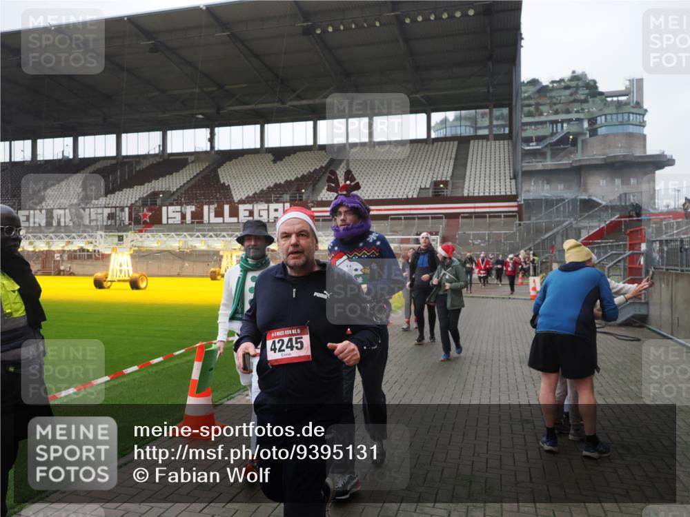 07.12.2025 - St. Pauli X-Mass-Run No. 15 Fabian Wolf http://msf.ph/oto/9395131 07.12.2025 10:28:22 Ziel 412, 2526, 2723, 3395, 3413, 3454, 3472, 3727, 4159, 4160, 4245, 4250, 4355, 4376, 4380, 4388, 4697, 4698, 4701, 4702, 4706, 4707 meine-sportfotos.de