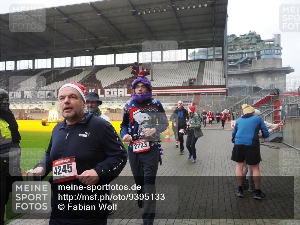 07.12.2025 - St. Pauli X-Mass-Run No. 15 Fabian Wolf http://msf.ph/oto/9395133 07.12.2025 10:28:22 Ziel 412, 2526, 2723, 3395, 3413, 3454, 3472, 3727, 4159, 4160, 4245, 4250, 4355, 4376, 4380, 4388, 4697, 4698, 4701, 4702, 4706, 4707 meine-sportfotos.de