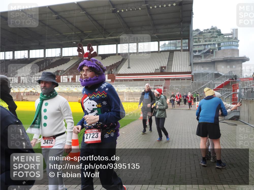 07.12.2025 - St. Pauli X-Mass-Run No. 15 Fabian Wolf http://msf.ph/oto/9395135 07.12.2025 10:28:22 Ziel 412, 2526, 2723, 3395, 3413, 3454, 3472, 3727, 4159, 4160, 4245, 4250, 4355, 4376, 4380, 4388, 4697, 4698, 4701, 4702, 4706, 4707 meine-sportfotos.de
