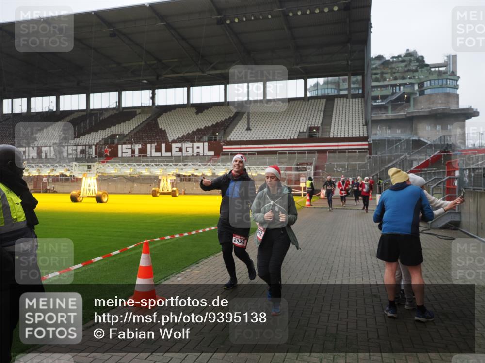 07.12.2025 - St. Pauli X-Mass-Run No. 15 Fabian Wolf http://msf.ph/oto/9395138 07.12.2025 10:28:23 Ziel 412, 2526, 2723, 3395, 3413, 3454, 3472, 4037, 4159, 4160, 4245, 4250, 4355, 4376, 4380, 4388, 4697, 4698, 4701, 4702, 4706, 4707 meine-sportfotos.de