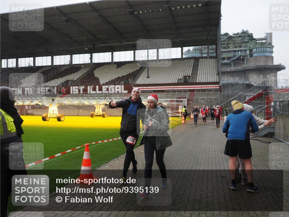 07.12.2025 - St. Pauli X-Mass-Run No. 15 Fabian Wolf http://msf.ph/oto/9395139 07.12.2025 10:28:24 Ziel 412, 2526, 2723, 3395, 3413, 3454, 3472, 4037, 4159, 4160, 4245, 4250, 4355, 4388, 4697, 4698, 4701, 4702, 4706, 4707 meine-sportfotos.de