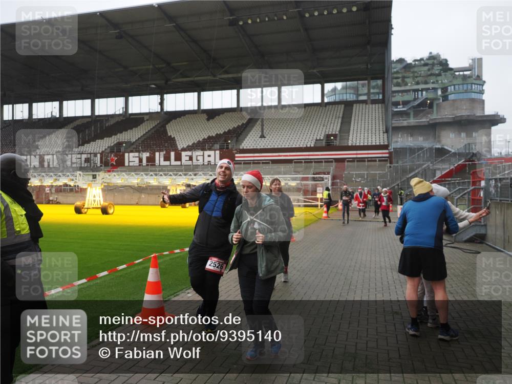 07.12.2025 - St. Pauli X-Mass-Run No. 15 Fabian Wolf http://msf.ph/oto/9395140 07.12.2025 10:28:24 Ziel 412, 2526, 2723, 3395, 3413, 3454, 3472, 4037, 4159, 4160, 4245, 4250, 4355, 4388, 4697, 4698, 4701, 4702, 4706, 4707 meine-sportfotos.de