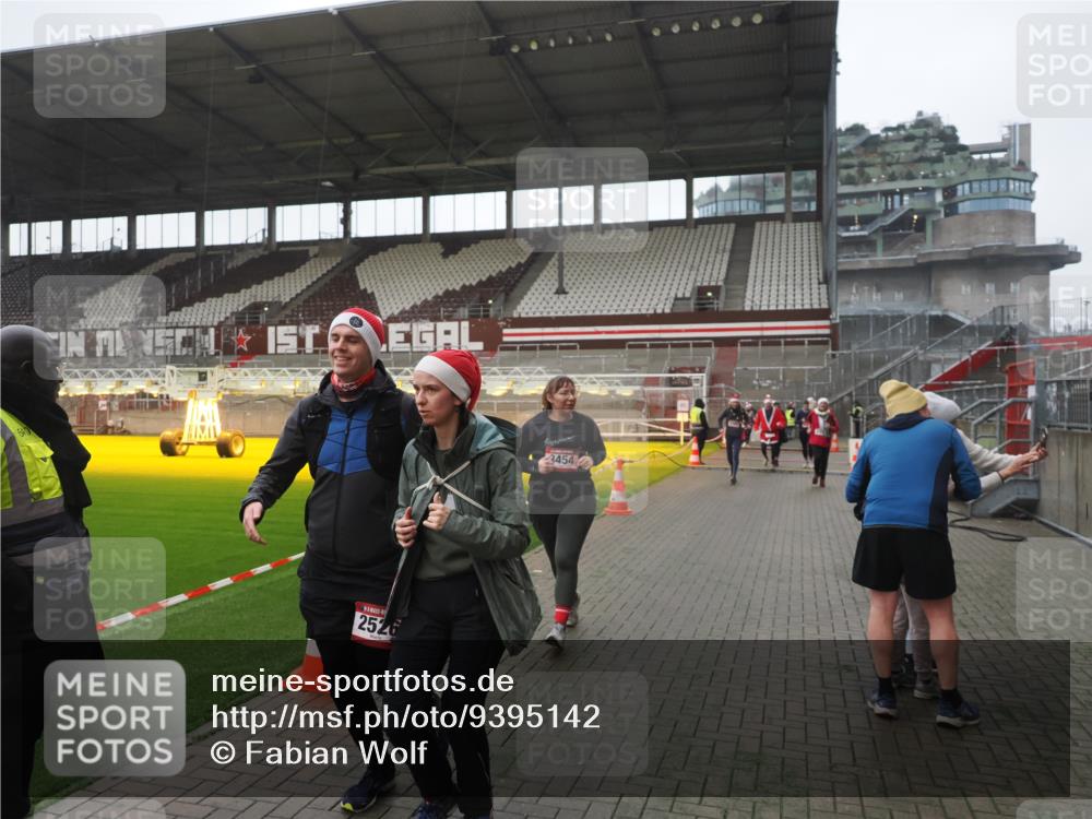 07.12.2025 - St. Pauli X-Mass-Run No. 15 Fabian Wolf http://msf.ph/oto/9395142 07.12.2025 10:28:24 Ziel 412, 2526, 2723, 3395, 3413, 3454, 3472, 4037, 4159, 4160, 4245, 4250, 4355, 4388, 4697, 4698, 4701, 4702, 4706, 4707 meine-sportfotos.de