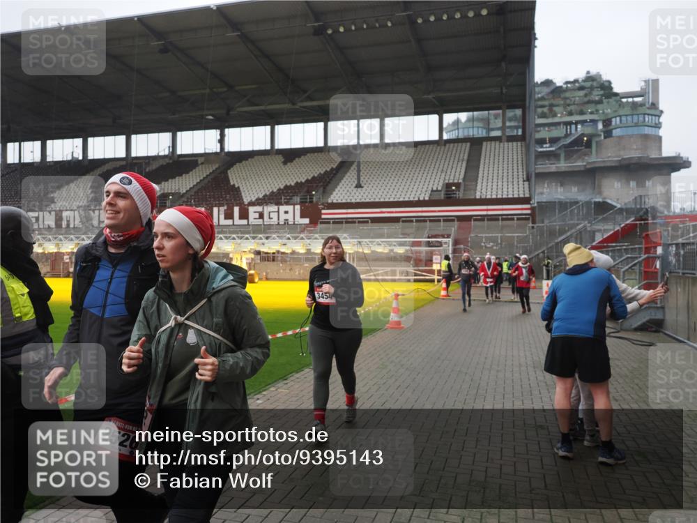 07.12.2025 - St. Pauli X-Mass-Run No. 15 Fabian Wolf http://msf.ph/oto/9395143 07.12.2025 10:28:25 Ziel 412, 2526, 2723, 3395, 3413, 3454, 3472, 4037, 4159, 4160, 4245, 4250, 4355, 4388, 4697, 4698, 4701, 4702, 4706, 4707 meine-sportfotos.de