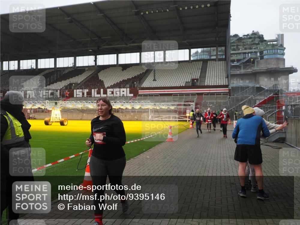 07.12.2025 - St. Pauli X-Mass-Run No. 15 Fabian Wolf http://msf.ph/oto/9395146 07.12.2025 10:28:25 Ziel 412, 2526, 2723, 3395, 3413, 3454, 3472, 4037, 4159, 4160, 4245, 4250, 4355, 4388, 4697, 4698, 4701, 4702, 4706, 4707 meine-sportfotos.de