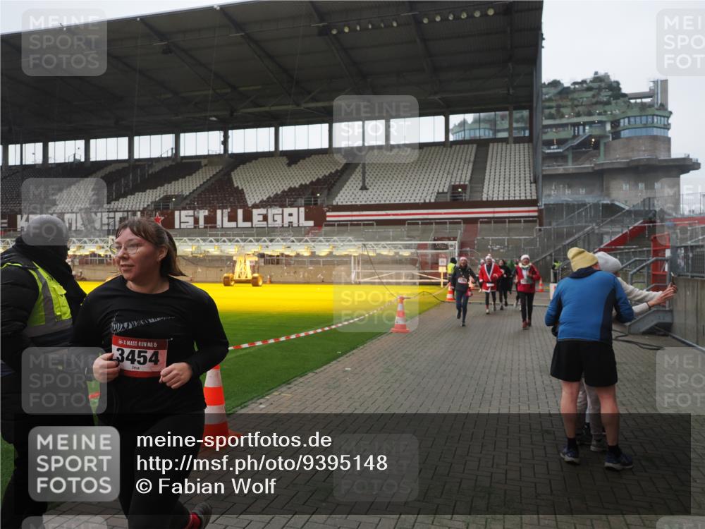 07.12.2025 - St. Pauli X-Mass-Run No. 15 Fabian Wolf http://msf.ph/oto/9395148 07.12.2025 10:28:26 Ziel 412, 2526, 2723, 3395, 3413, 3454, 3472, 4037, 4245, 4250, 4355, 4388, 4697, 4698, 4701, 4702, 4706, 4707 meine-sportfotos.de