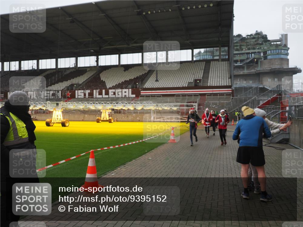 07.12.2025 - St. Pauli X-Mass-Run No. 15 Fabian Wolf http://msf.ph/oto/9395152 07.12.2025 10:28:27 Ziel 412, 2526, 2723, 2912, 3218, 3377, 3395, 3413, 3454, 3472, 4037, 4245, 4250, 4355, 4388, 4697, 4698, 4701, 4702, 4706, 4707 meine-sportfotos.de