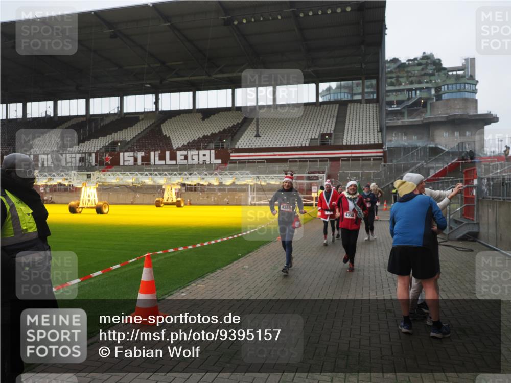 07.12.2025 - St. Pauli X-Mass-Run No. 15 Fabian Wolf http://msf.ph/oto/9395157 07.12.2025 10:28:28 Ziel 412, 2526, 2723, 2912, 2913, 3209, 3218, 3377, 3395, 3413, 3454, 3472, 4037, 4245, 4250, 4355, 4388, 4697, 4698, 4701, 4702, 4706, 4707 meine-sportfotos.de