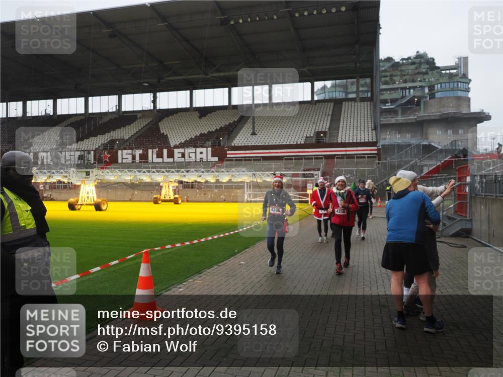 07.12.2025 - St. Pauli X-Mass-Run No. 15 Fabian Wolf http://msf.ph/oto/9395158 07.12.2025 10:28:29 Ziel 412, 2526, 2723, 2912, 2913, 3209, 3218, 3377, 3395, 3454, 3472, 4037, 4245, 4250, 4355, 4388, 4698, 4701, 4702, 4706, 4707 meine-sportfotos.de