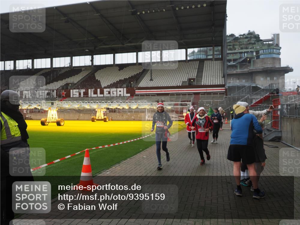 07.12.2025 - St. Pauli X-Mass-Run No. 15 Fabian Wolf http://msf.ph/oto/9395159 07.12.2025 10:28:29 Ziel 412, 2526, 2723, 2912, 2913, 3209, 3218, 3377, 3395, 3454, 3472, 4037, 4245, 4250, 4355, 4388, 4698, 4701, 4702, 4706, 4707 meine-sportfotos.de