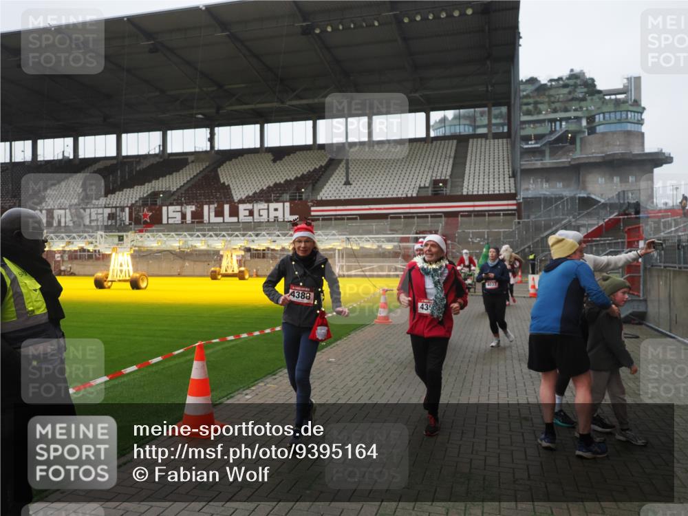 07.12.2025 - St. Pauli X-Mass-Run No. 15 Fabian Wolf http://msf.ph/oto/9395164 07.12.2025 10:28:30 Ziel 412, 2526, 2723, 2912, 2913, 3209, 3218, 3377, 3454, 3472, 4037, 4250, 4355, 4388, 4698, 4702, 4707 meine-sportfotos.de