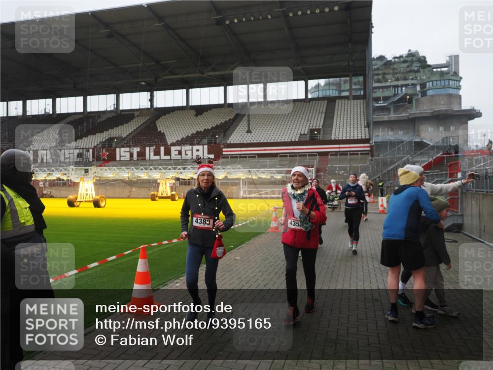 07.12.2025 - St. Pauli X-Mass-Run No. 15 Fabian Wolf http://msf.ph/oto/9395165 07.12.2025 10:28:30 Ziel 412, 2526, 2723, 2912, 2913, 3209, 3218, 3377, 3454, 3472, 4037, 4250, 4355, 4388, 4698, 4702, 4707 meine-sportfotos.de