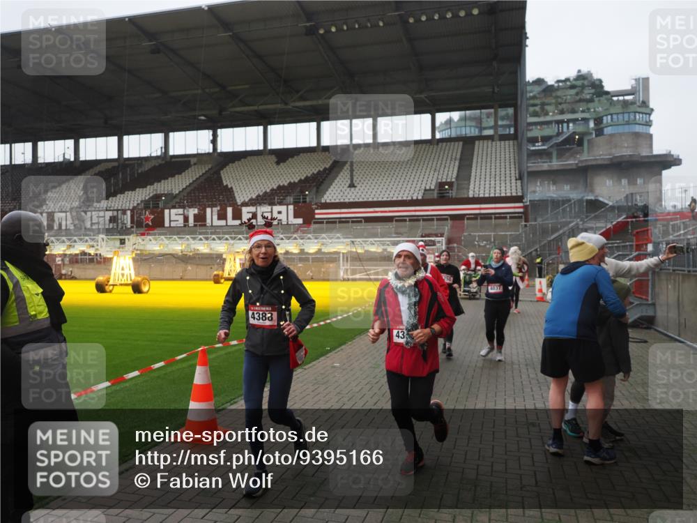 07.12.2025 - St. Pauli X-Mass-Run No. 15 Fabian Wolf http://msf.ph/oto/9395166 07.12.2025 10:28:30 Ziel 412, 2526, 2723, 2912, 2913, 3209, 3218, 3377, 3454, 3472, 4037, 4250, 4355, 4388, 4698, 4702, 4707 meine-sportfotos.de