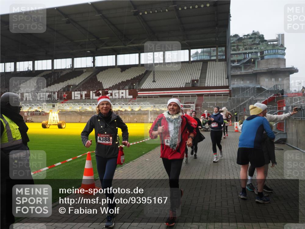 07.12.2025 - St. Pauli X-Mass-Run No. 15 Fabian Wolf http://msf.ph/oto/9395167 07.12.2025 10:28:30 Ziel 412, 2526, 2723, 2912, 2913, 3209, 3218, 3377, 3454, 3472, 4037, 4250, 4355, 4388, 4698, 4702, 4707 meine-sportfotos.de