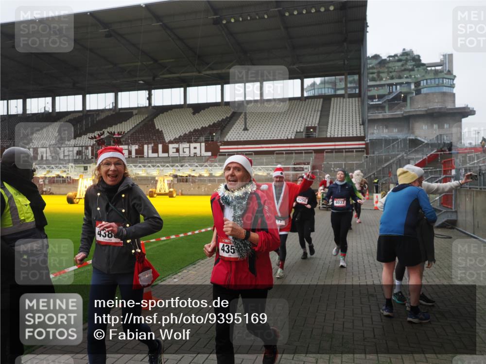 07.12.2025 - St. Pauli X-Mass-Run No. 15 Fabian Wolf http://msf.ph/oto/9395169 07.12.2025 10:28:31 Ziel 412, 2526, 2723, 2912, 2913, 3209, 3218, 3377, 3454, 3472, 4037, 4250, 4355, 4388 meine-sportfotos.de
