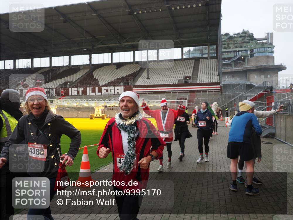 07.12.2025 - St. Pauli X-Mass-Run No. 15 Fabian Wolf http://msf.ph/oto/9395170 07.12.2025 10:28:31 Ziel 412, 2526, 2723, 2912, 2913, 3209, 3218, 3377, 3454, 3472, 4037, 4250, 4355, 4388 meine-sportfotos.de